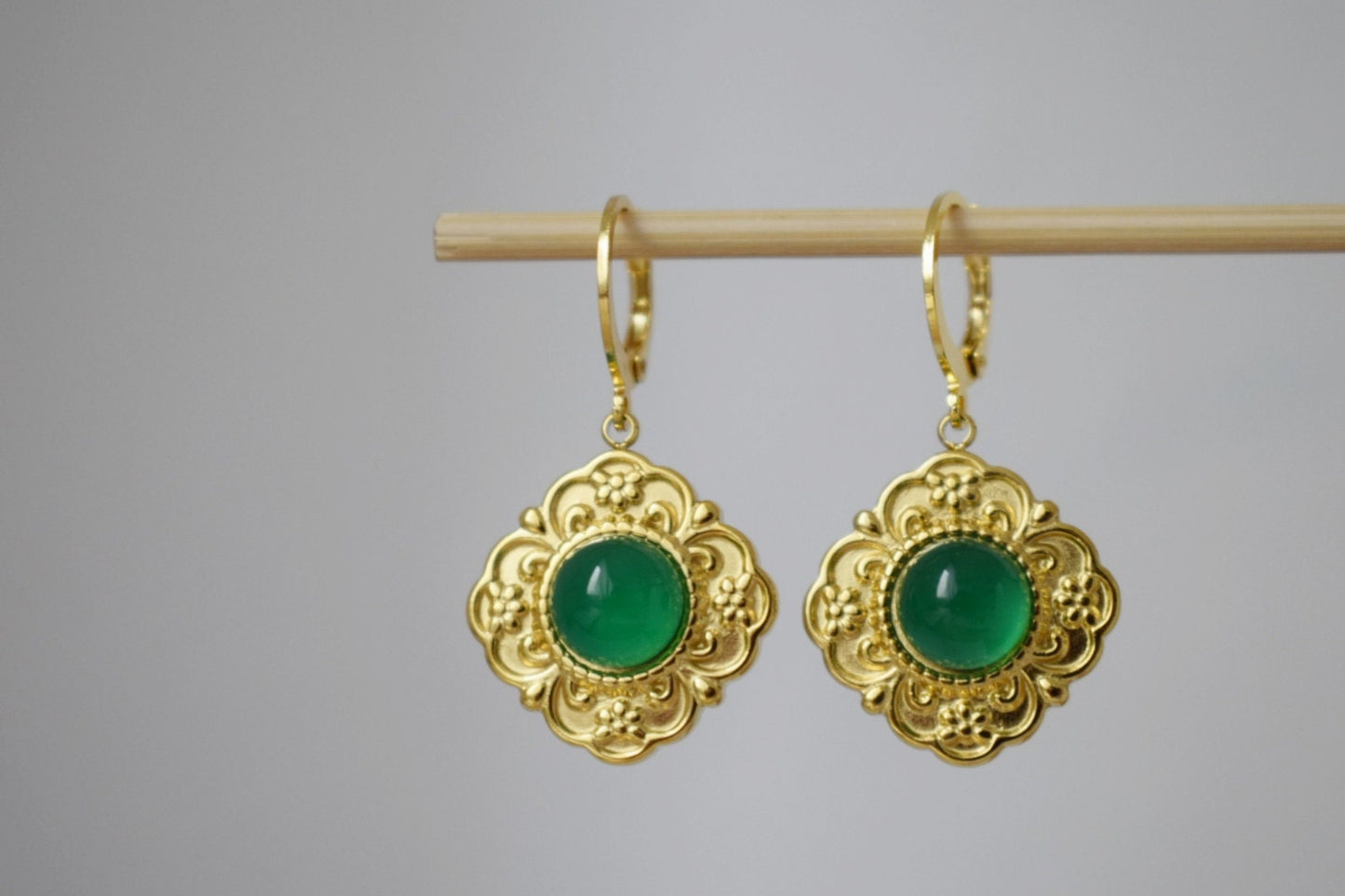 Ornamentale grüne Achat Ohrringe, Blumen baumelnde Ohrringe, Edelstein Huggie Creolen, Naturstein, handgefertigter Schmuck Geschenk für Sie