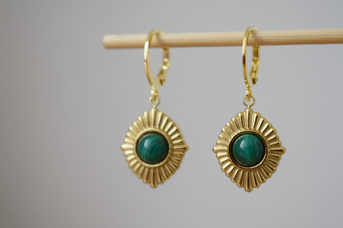 Malachit Ohrringe, Ornament baumelnde Ohrringe, Edelstein Huggie Creolen, Grüner Naturstein, Art Deco Schmuck, Einzigartiges Geschenk für Sie