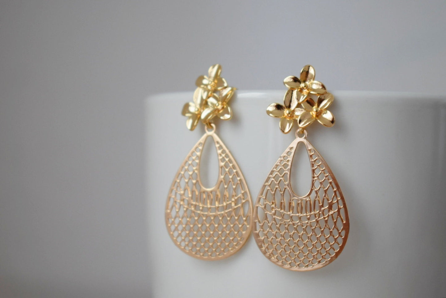 Tropfenförmige Ornament-Ohrringe für Frauen, Boho-Chic-Ohrhänger, Blumen-Ohrstecker, filigrane Ohrringe golden, Einzigartiges Weihnachtsschmuck-Geschenk