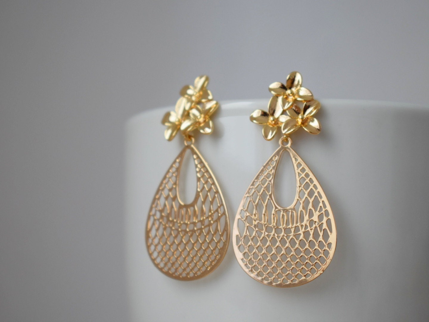 Tropfenförmige Ornament-Ohrringe für Frauen, Boho-Chic-Ohrhänger, Blumen-Ohrstecker, filigrane Ohrringe golden, Einzigartiges Weihnachtsschmuck-Geschenk