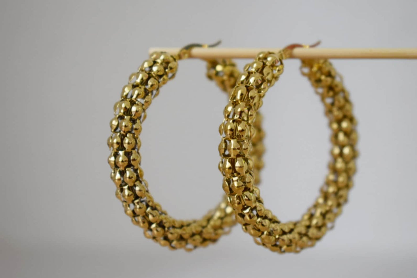 Große Creolen, große breite Creolen, 18 Karat vergoldete Creolen, Statement-Creolen, Moderne Ohrringe, Geschenk für Sie