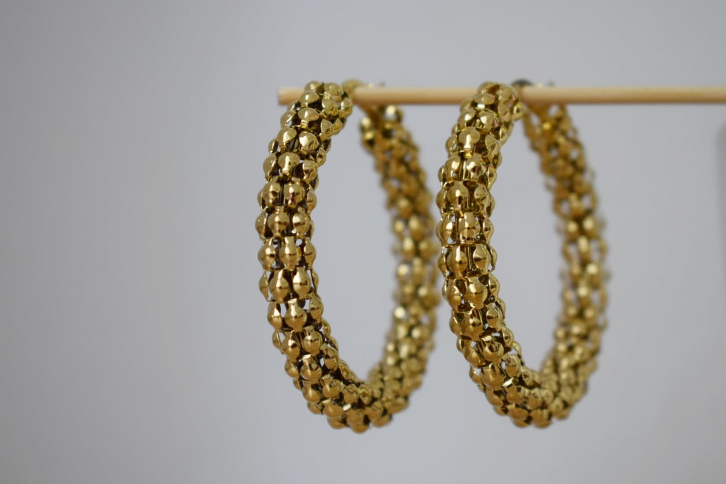 Große Creolen, große breite Creolen, 18 Karat vergoldete Creolen, Statement-Creolen, Moderne Ohrringe, Geschenk für Sie