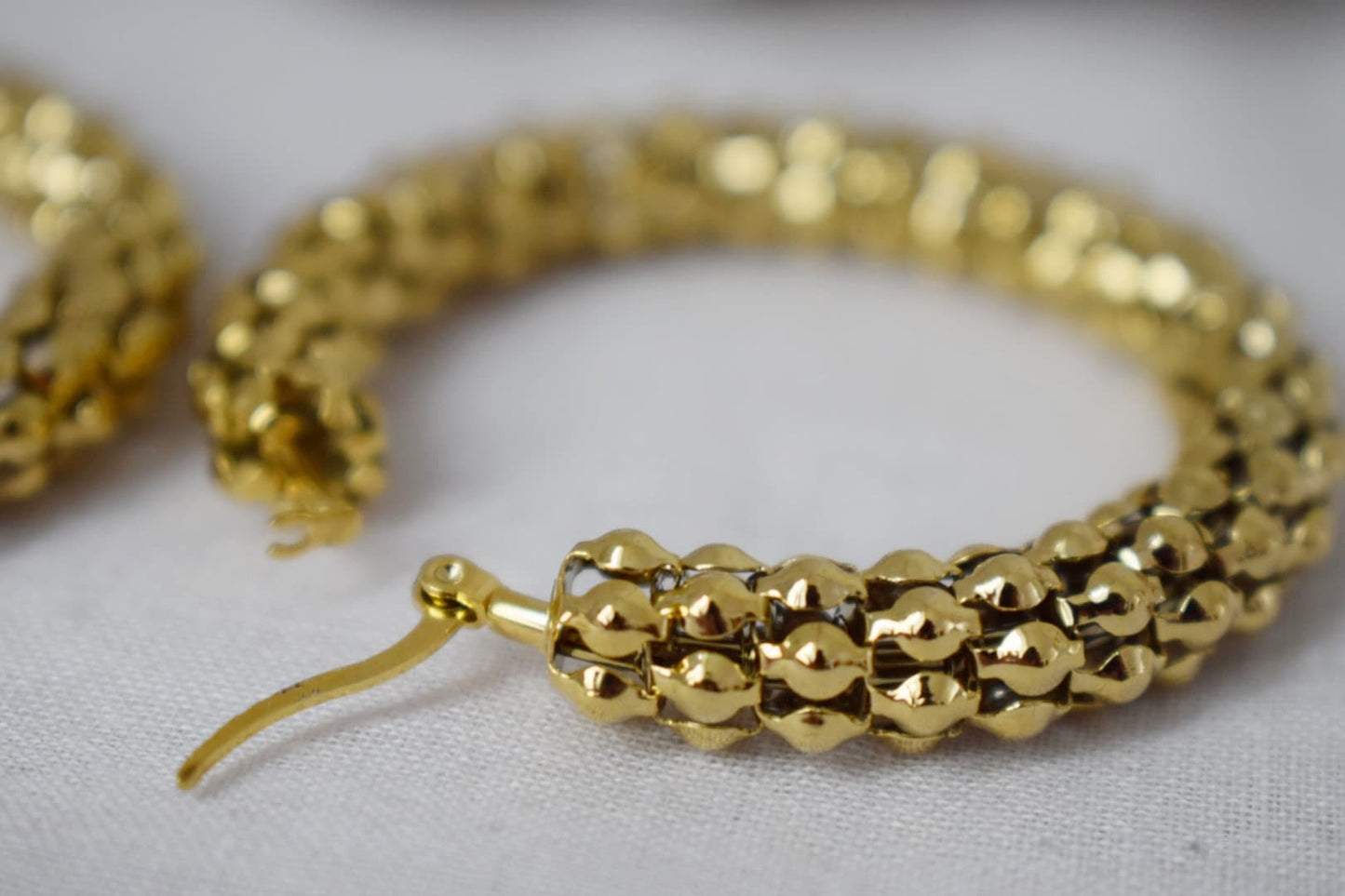 Große Creolen, große breite Creolen, 18 Karat vergoldete Creolen, Statement-Creolen, Moderne Ohrringe, Geschenk für Sie