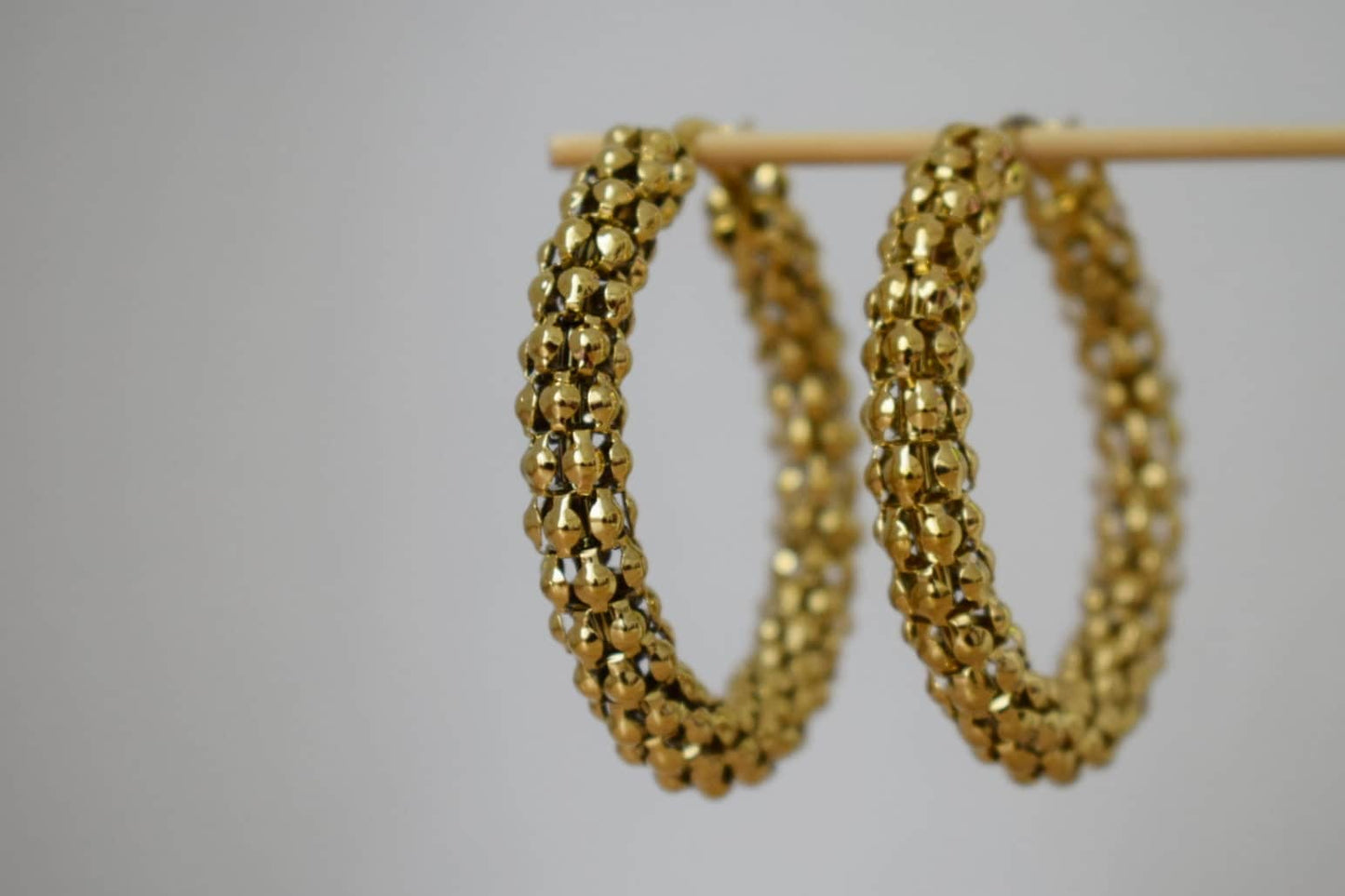 Große Creolen, große breite Creolen, 18 Karat vergoldete Creolen, Statement-Creolen, Moderne Ohrringe, Geschenk für Sie