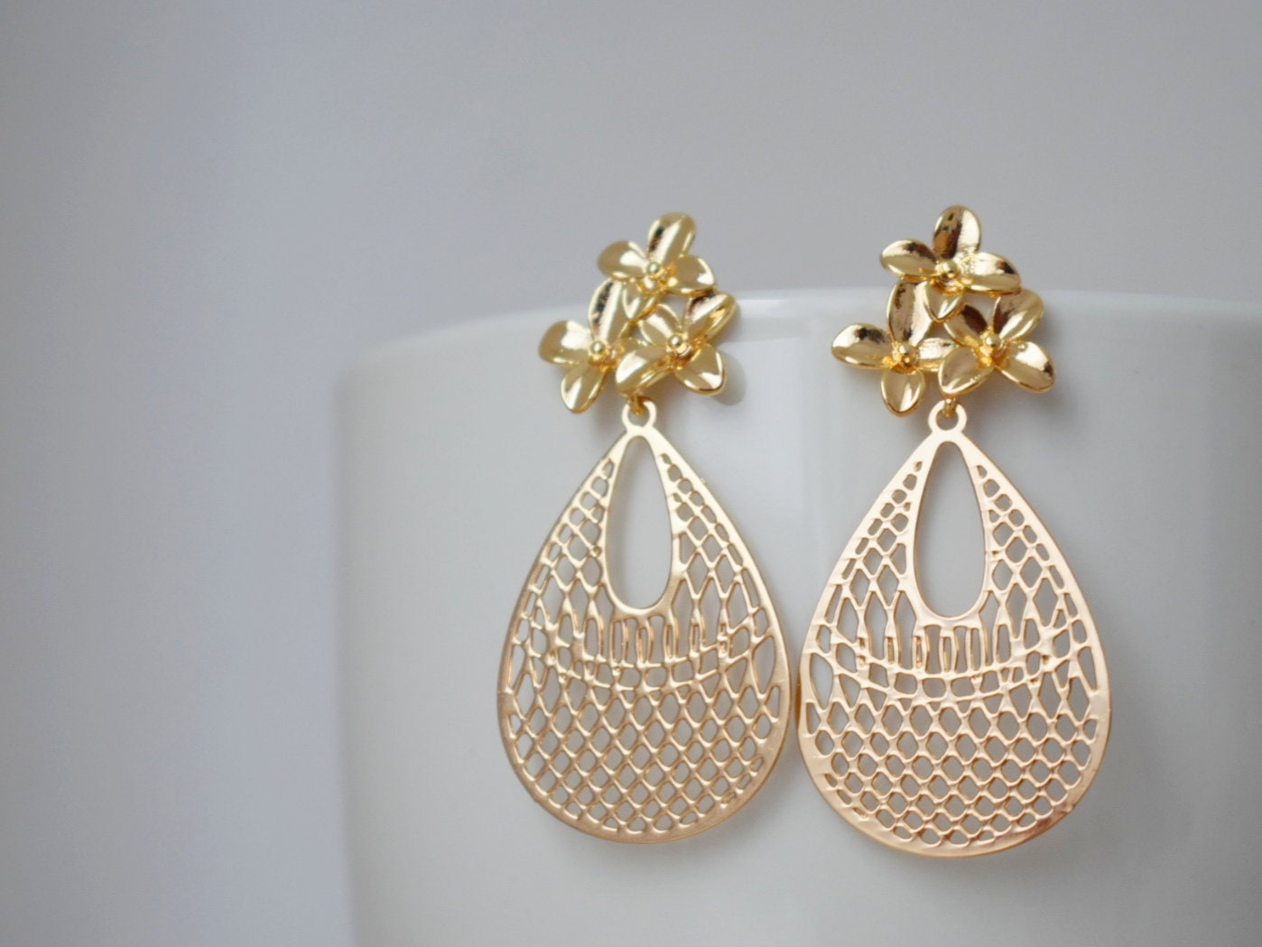 Tropfenförmige Ornament-Ohrringe für Frauen, Boho-Chic-Ohrhänger, Blumen-Ohrstecker, filigrane Ohrringe golden, Einzigartiges Weihnachtsschmuck-Geschenk