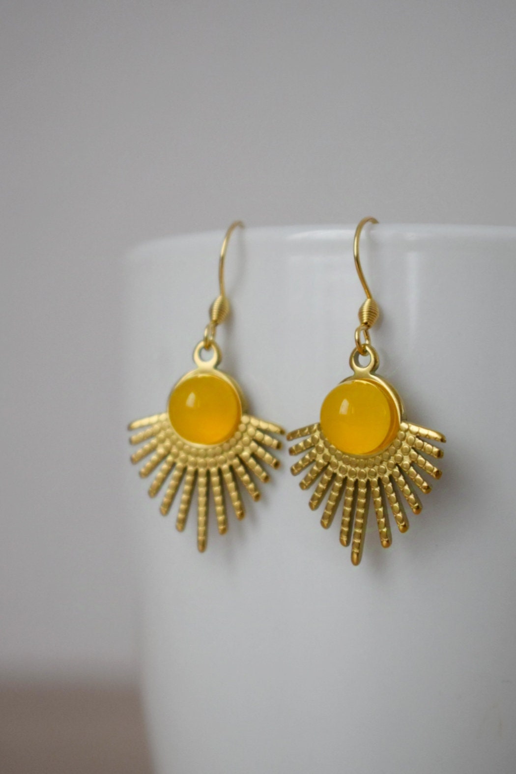 Sonnenohrringe, Gelbe Achatohrringe, Sonnenstrahlenohrringe, Sunburst, Edelsteinohrringe, Himmlischer, vergoldeter leuchtender Schmuck, Geschenk für Sie
