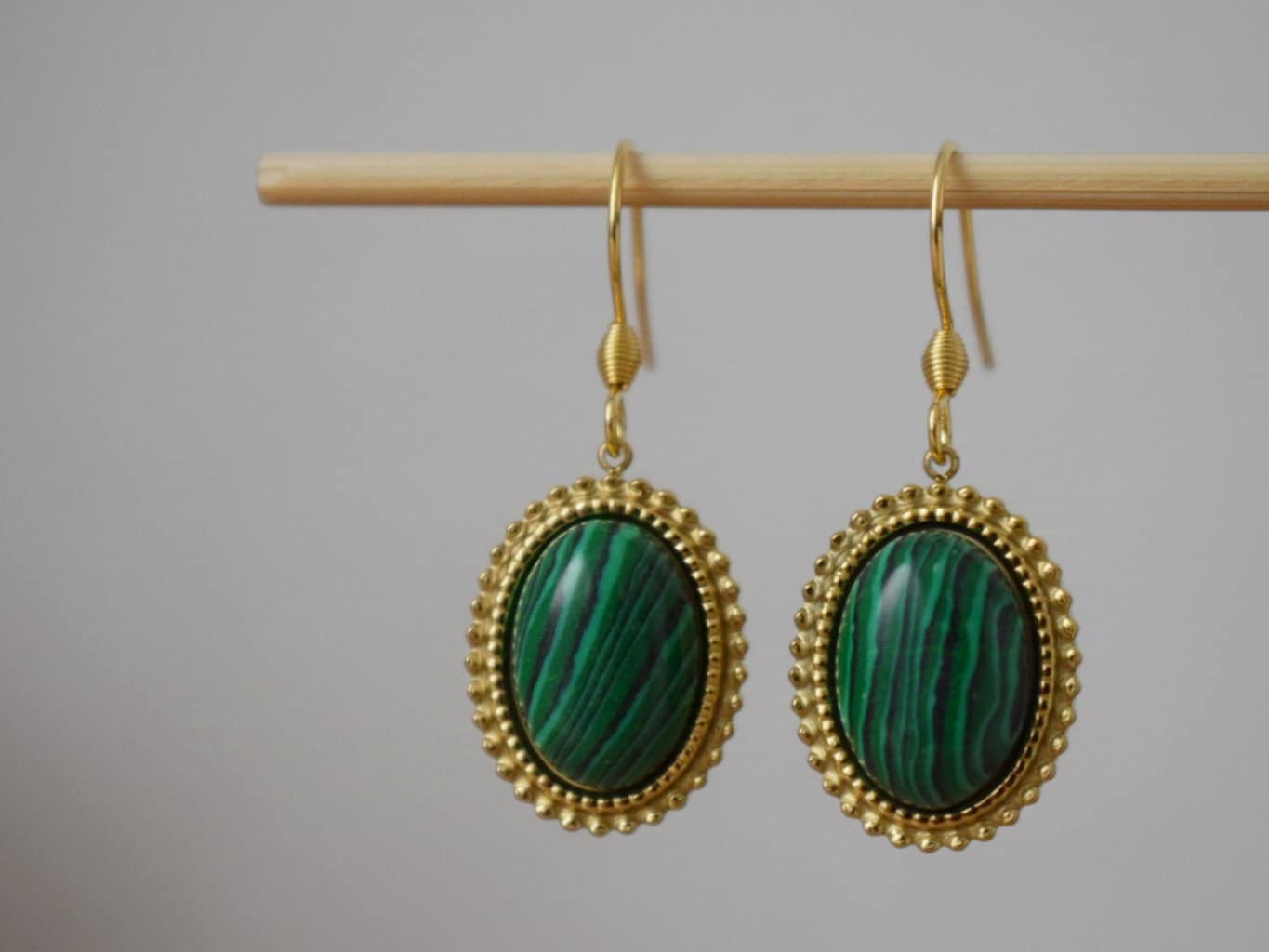 Malachit Ohrringe, Ornamentaler Edelstein Anhänger, grüner handgefertigter Schmuck, einzigartige Boho Ohrringe, Bestes Valentinstag Geschenk für Sie