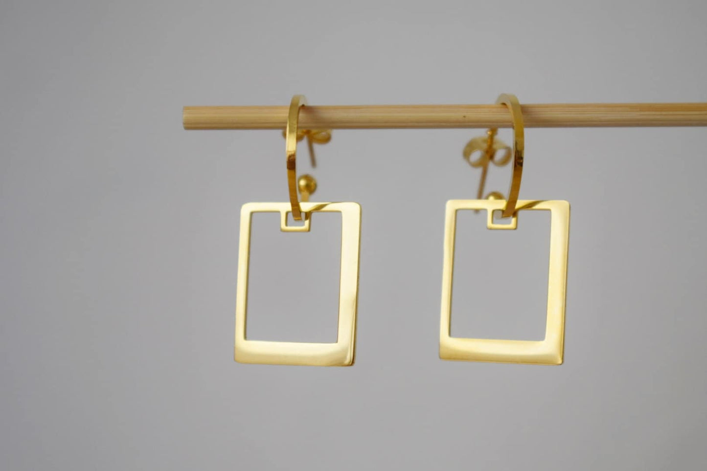 Halbrunde Ohrstecker mit rechteckigem Anhänger, Halbkreis-Ohrringe aus Gold, C-förmige Ohrringe, moderner Statement-Schmuck. Bestes Weihnachtsgeschenk