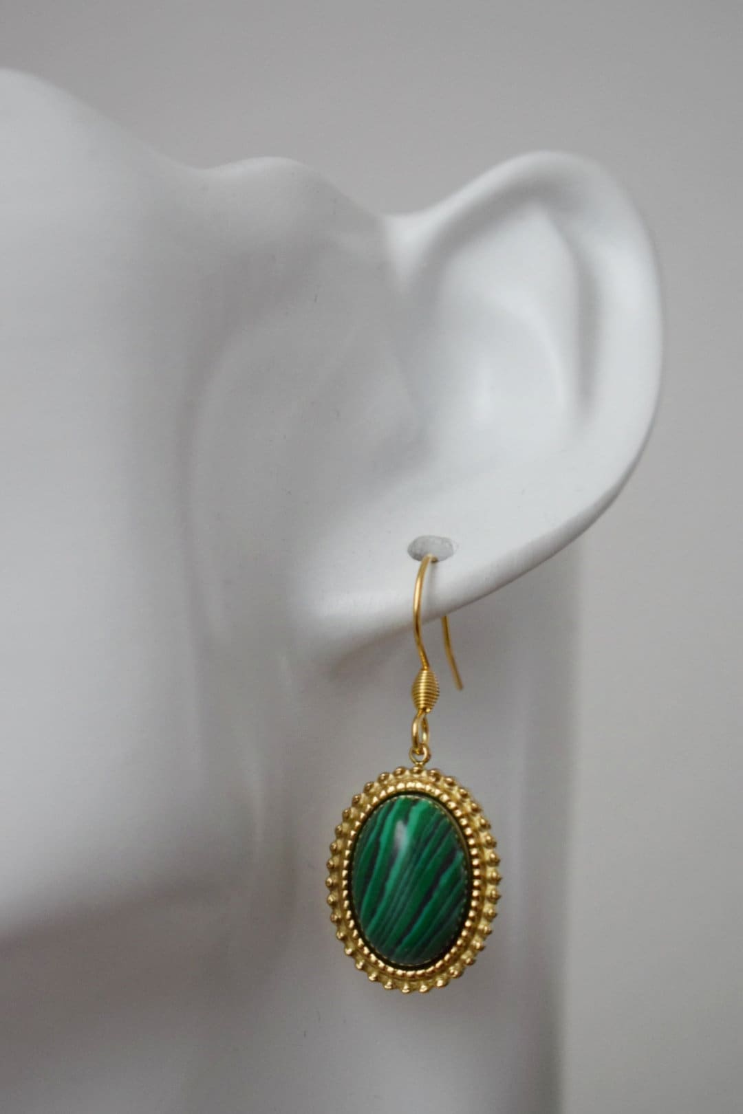 Malachit Ohrringe, Ornamentaler Edelstein Anhänger, grüner handgefertigter Schmuck, einzigartige Boho Ohrringe, Bestes Valentinstag Geschenk für Sie