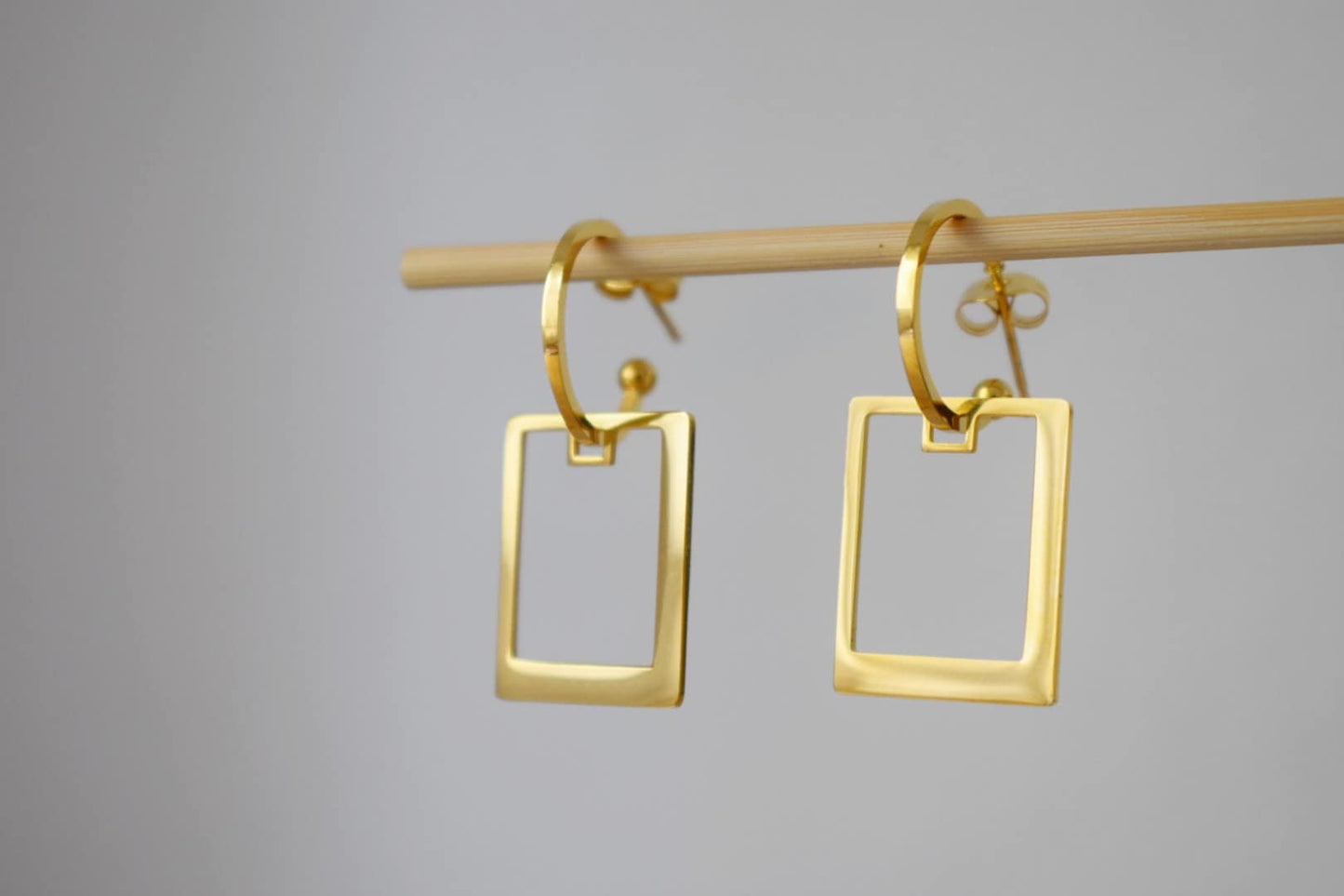 Halbrunde Ohrstecker mit rechteckigem Anhänger, Halbkreis-Ohrringe aus Gold, C-förmige Ohrringe, moderner Statement-Schmuck. Bestes Weihnachtsgeschenk
