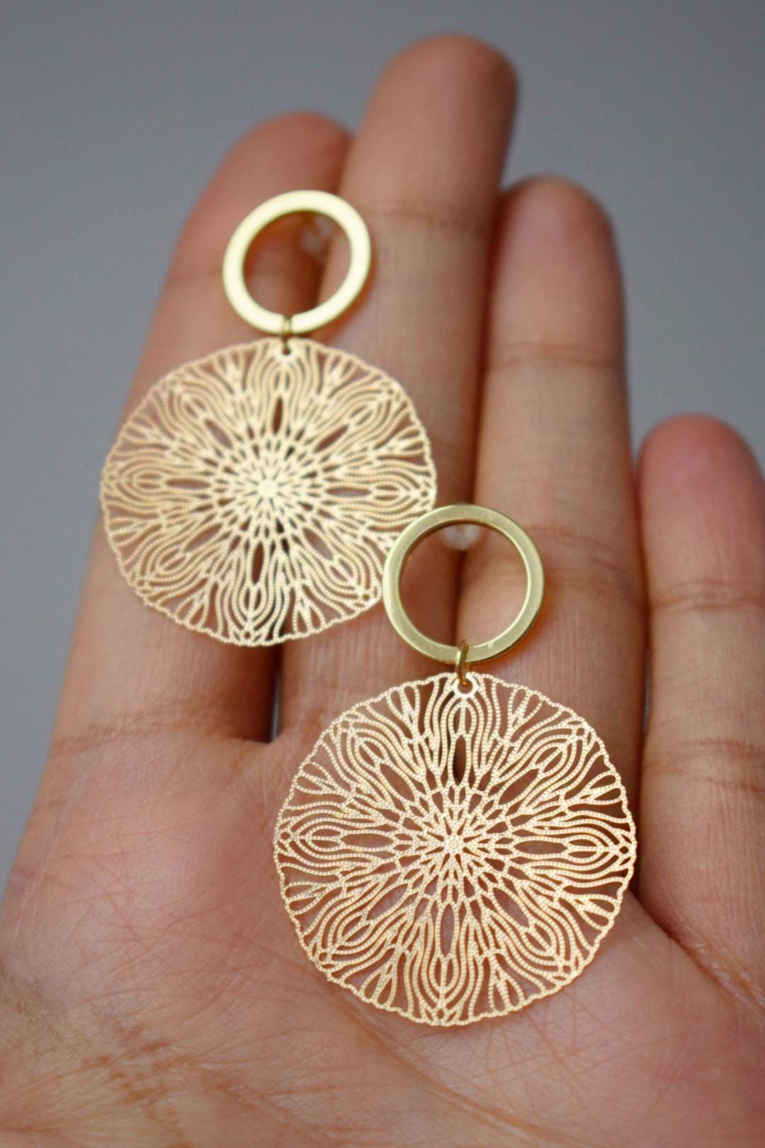 Ornament-Ohrringe für Frauen, Mandala-Ohrstecker aus Gold, filigrane Boho-Ohrringe, offene Kreis-Ohrstecker, Schmuckgeschenk für Sie