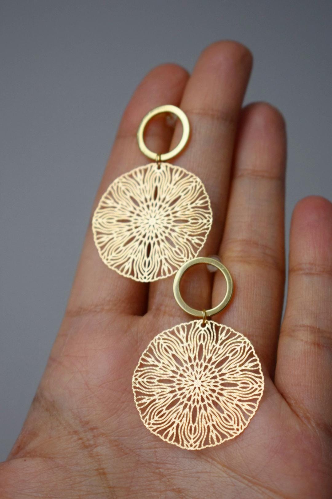 Ornament-Ohrringe für Frauen, Mandala-Ohrstecker aus Gold, filigrane Boho-Ohrringe, offene Kreis-Ohrstecker, Schmuckgeschenk für Sie
