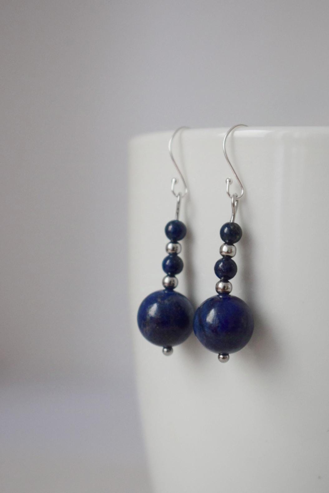 Lapisohrringe aus Sterlingsilber, Lapislazuli-Ohrringe, zierliche Edelsteinohrringe, dunkelblaue Steinohrringe, Weihnachtsgeschenk für Frauen