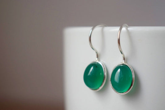 Kleine grüne Onyx-Ohrringe aus 925er Sterlingsilber, ovaler Edelstein-Unikatschmuck, glänzender Naturstein, bestes Muttertagsgeschenk für Sie