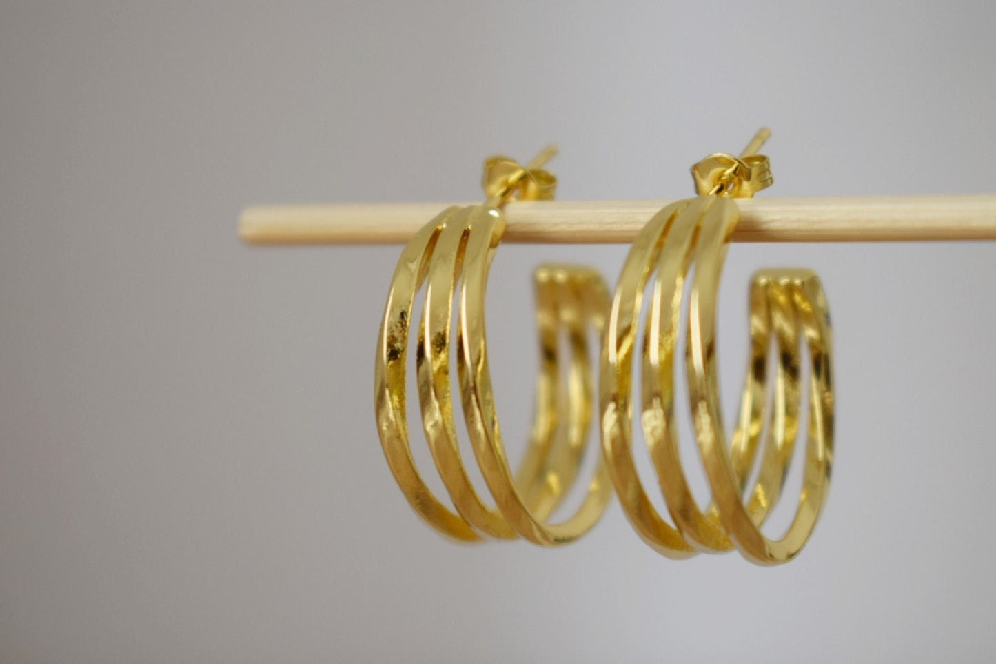 Dreilagige Ohrringe, 18 Karat vergoldete dreireihige Ohrstecker, Statement Chunky Half Hoops für Frauen, Boho Modern Ohrringe, Geschenk für Sie