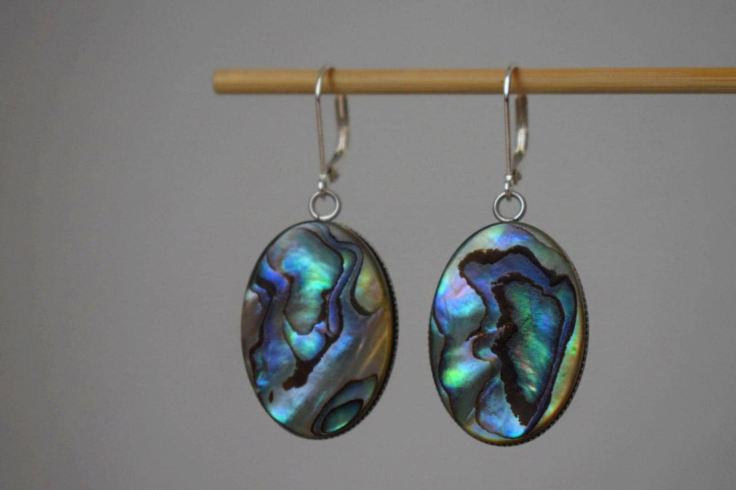 Abalone-Ohrringe, Sterling-Silber-Huggie-Creolen, Paua-Muschel, lange ovale Statement-Ohrringe, farbenfroher Schmuck, Muttertagsgeschenk