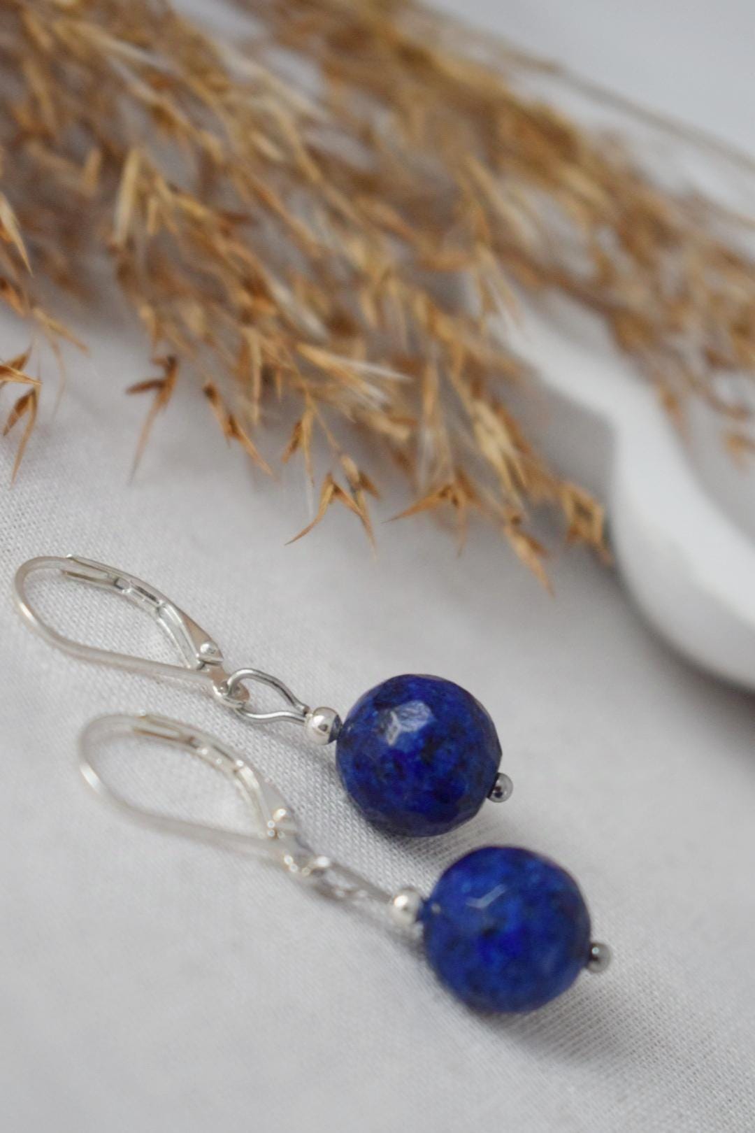 Ohrringe Lapislazuli Sterling Silber, Edelstein Blauer Lever Back Hoop, September Geburtsstein, Hängender Kugelstein Schmuck, Geschenk für Sie