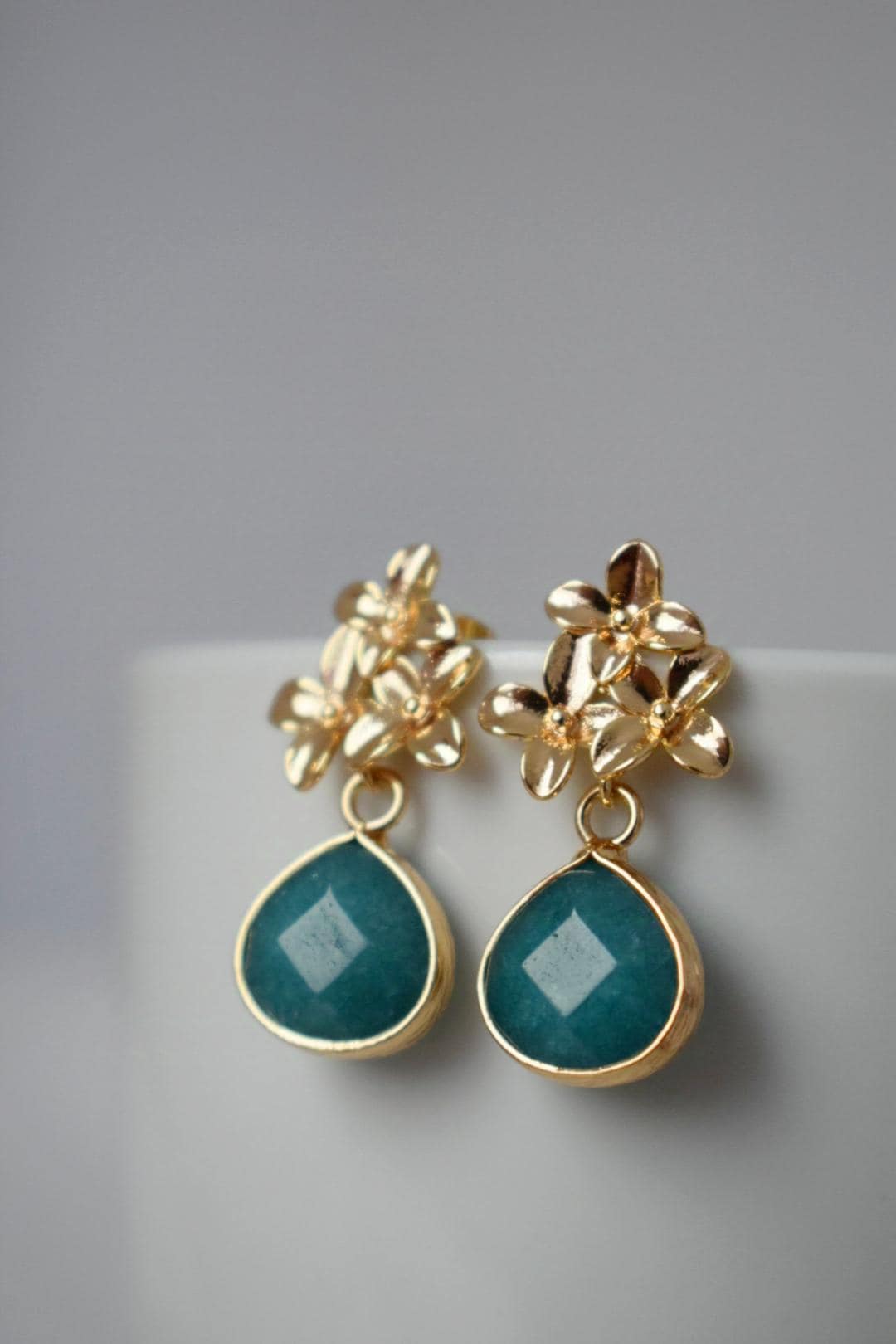 Türkis Jade Ohrstecker, Tropfen Edelstein Ohrringe, 18K Gold Blumen Ohrstecker, Einzigartiger handgemachter Boho Schmuck, Muttertagsgeschenk