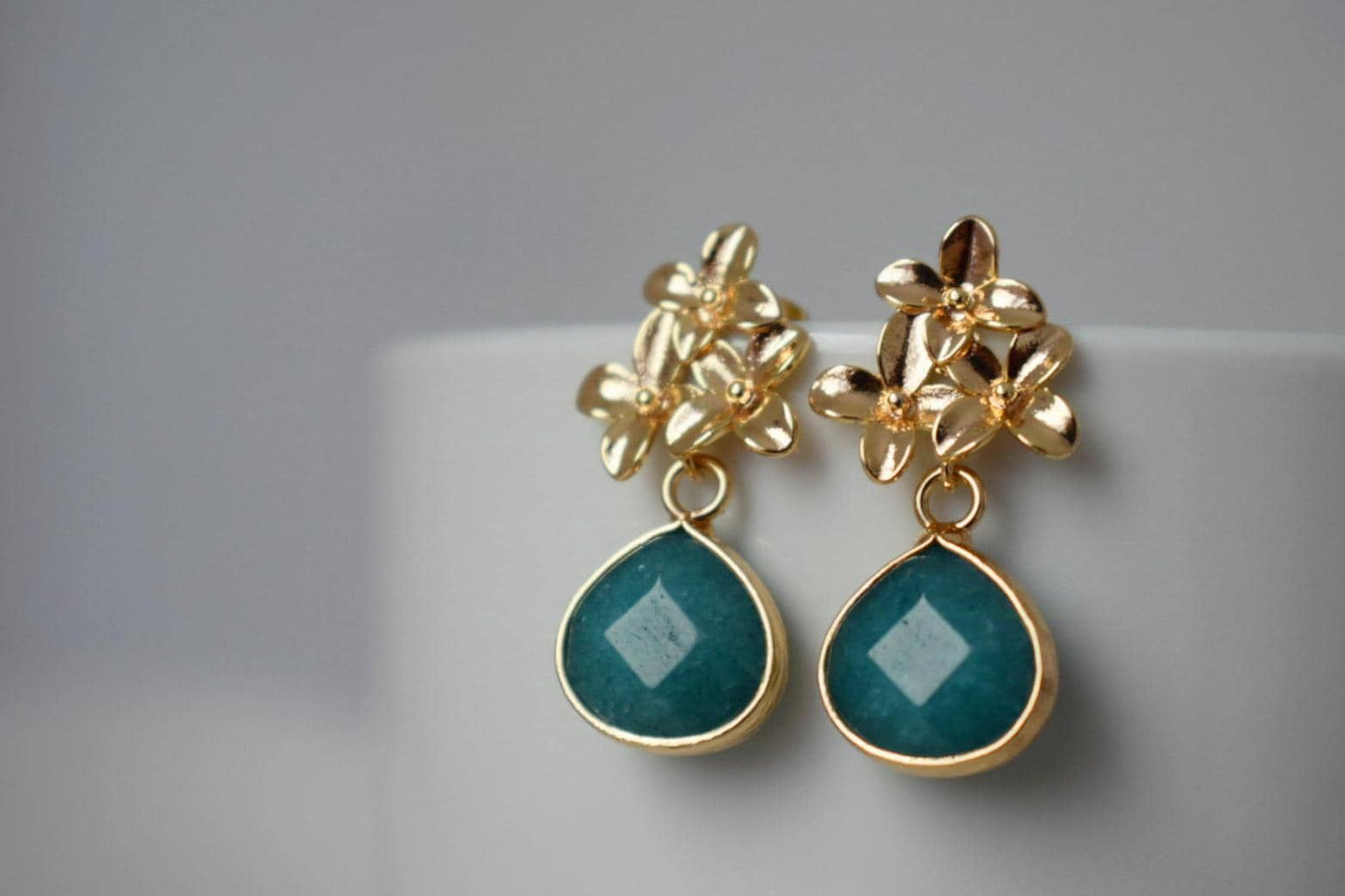 Türkis Jade Ohrstecker, Tropfen Edelstein Ohrringe, 18K Gold Blumen Ohrstecker, Einzigartiger handgemachter Boho Schmuck, Muttertagsgeschenk