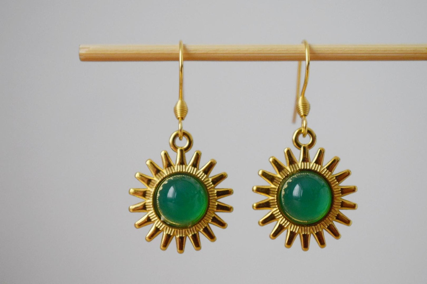 Sonnenohrringe, Grüne Achatohrringe, Edelsteinohrringe, Sonnenstrahlen, Sunburst, Himmlisch, vergoldeter leuchtender Schmuck, Weihnachtsgeschenk für Sie
