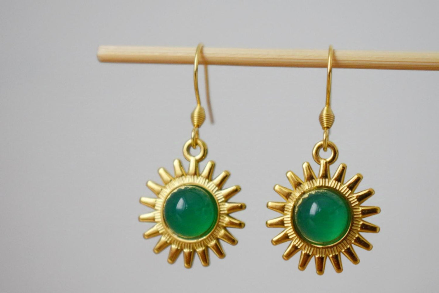 Sonnenohrringe, Grüne Achatohrringe, Edelsteinohrringe, Sonnenstrahlen, Sunburst, Himmlisch, vergoldeter leuchtender Schmuck, Weihnachtsgeschenk für Sie