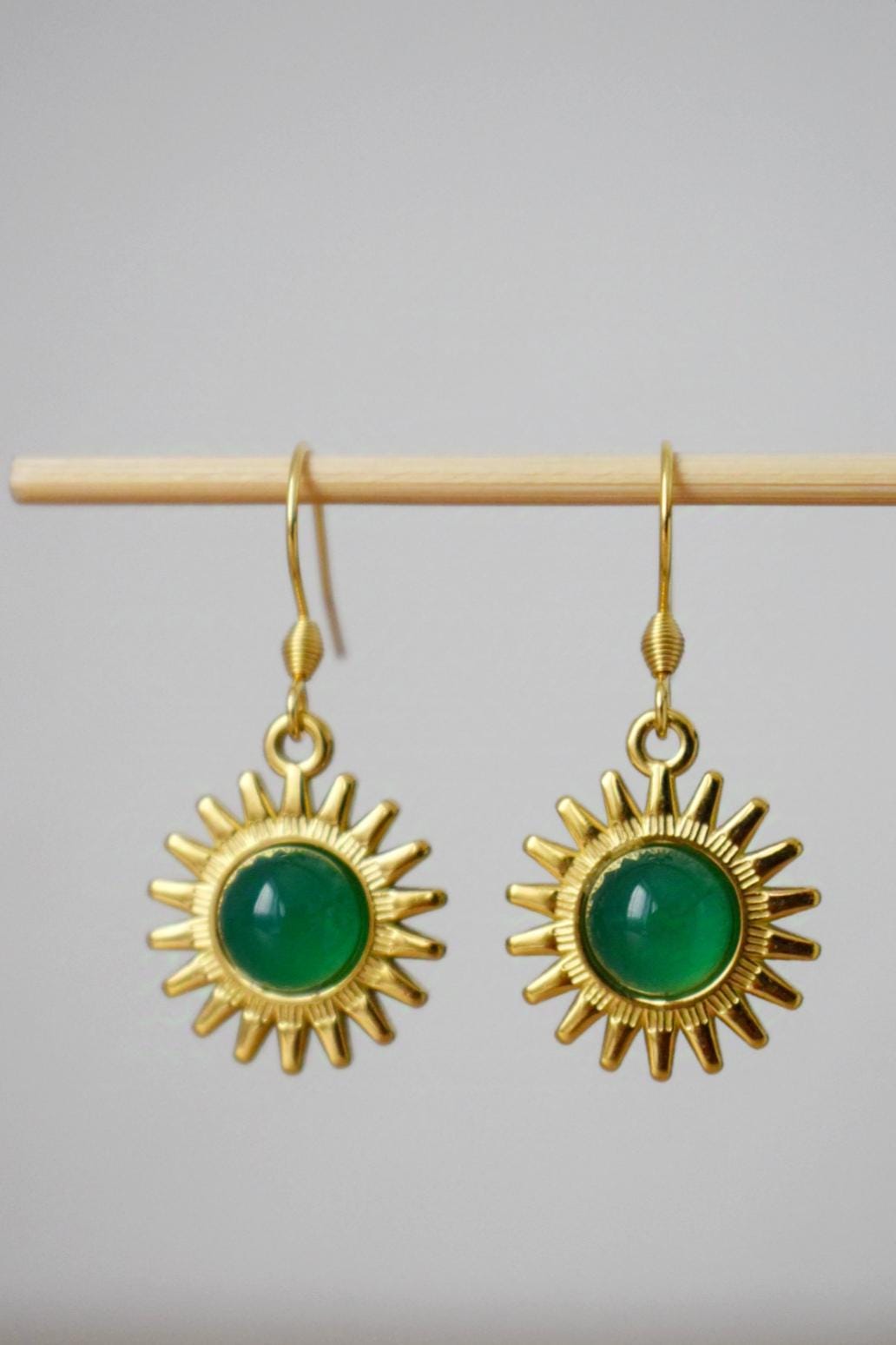 Sonnenohrringe, Grüne Achatohrringe, Edelsteinohrringe, Sonnenstrahlen, Sunburst, Himmlisch, vergoldeter leuchtender Schmuck, Weihnachtsgeschenk für Sie