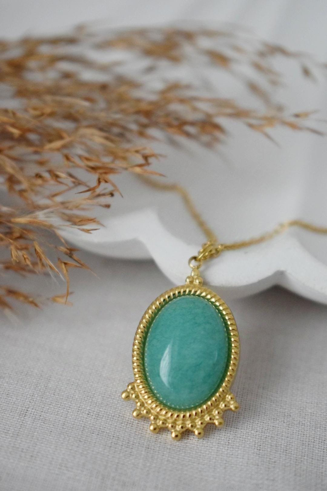 Türkise Jade Halskette Gold, Ovale Edelstein Viktorianische Halskette für Frauen, Einzigartiger Anhänger, Stein Statement Halskette, Schmuck Geschenk für Sie