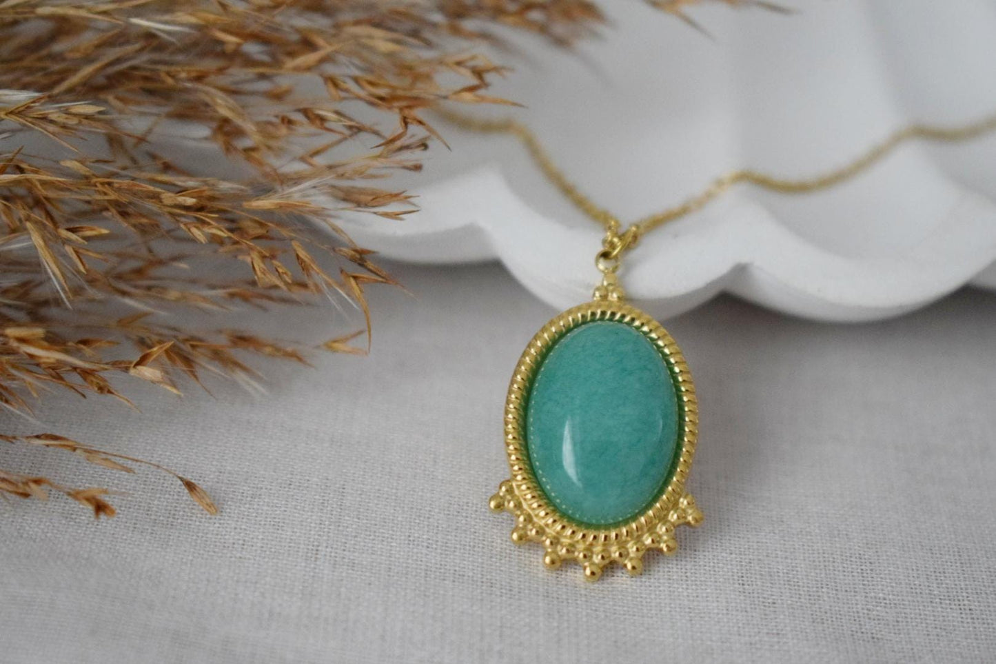 Türkise Jade Halskette Gold, Ovale Edelstein Viktorianische Halskette für Frauen, Einzigartiger Anhänger, Stein Statement Halskette, Schmuck Geschenk für Sie