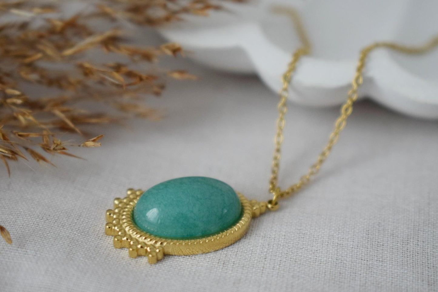 Türkise Jade Halskette Gold, Ovale Edelstein Viktorianische Halskette für Frauen, Einzigartiger Anhänger, Stein Statement Halskette, Schmuck Geschenk für Sie