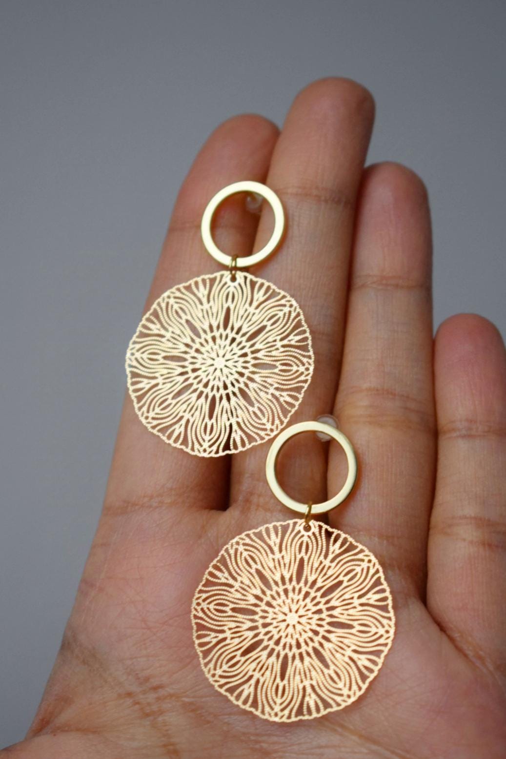 Ornament-Ohrringe für Frauen, Mandala-Ohrstecker aus Gold, filigrane Boho-Ohrringe, offene Kreis-Ohrstecker, Schmuckgeschenk für Sie
