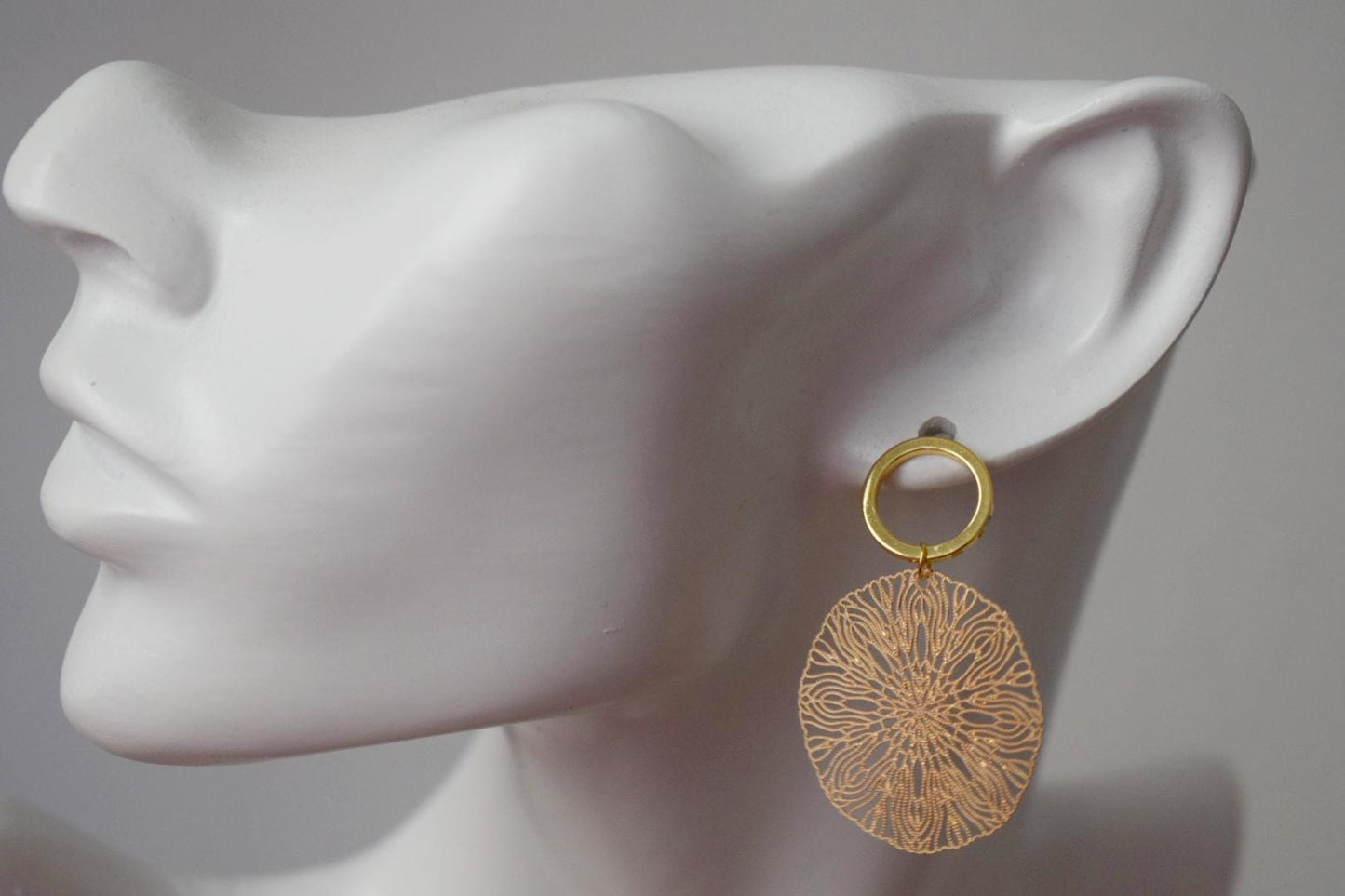 Ornament-Ohrringe für Frauen, Mandala-Ohrstecker aus Gold, filigrane Boho-Ohrringe, offene Kreis-Ohrstecker, Schmuckgeschenk für Sie