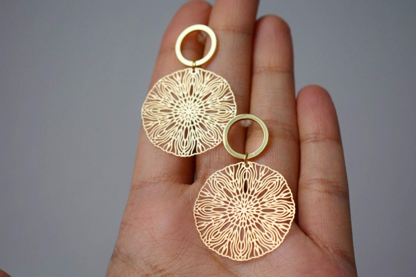 Ornament-Ohrringe für Frauen, Mandala-Ohrstecker aus Gold, filigrane Boho-Ohrringe, offene Kreis-Ohrstecker, Schmuckgeschenk für Sie