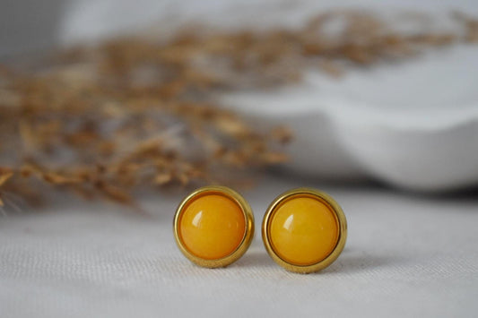 Gelbe Jade Ohrstecker, Kleine runde Edelstein Ohrringe, Push Back Ohrringe, Handgefertigter Schmuck, Handgefertigtes Geschenk für Sie
