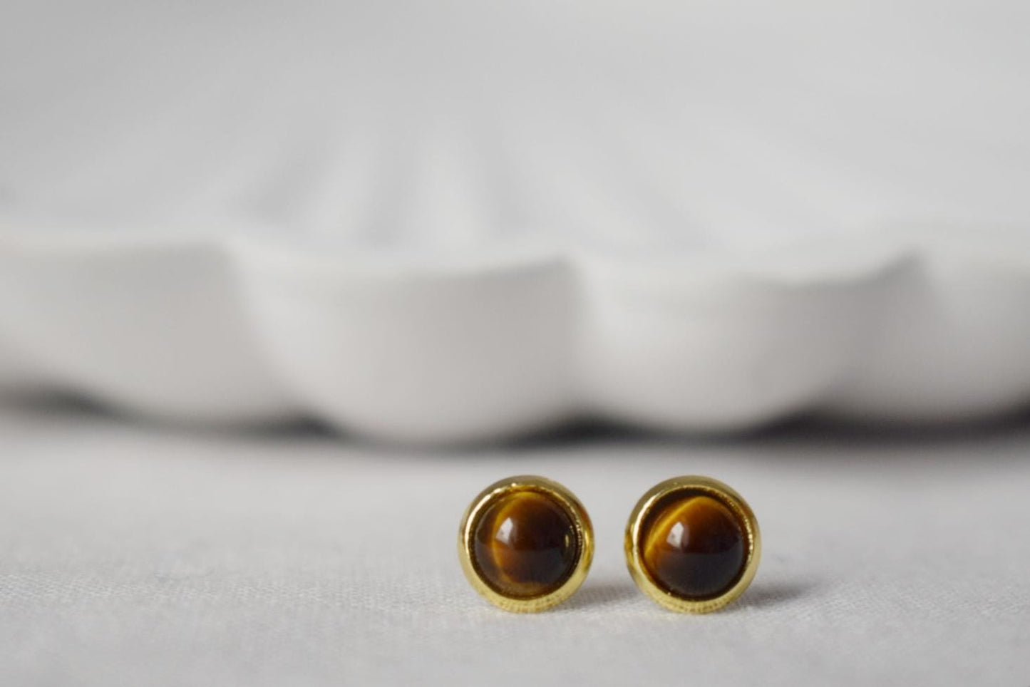 Tigerauge Ohrstecker Gold, Edelstein 10mm Runde Ohrstecker, Brauner Stein, Tigerauge, Chakra Schmuck, Push-back, Tigerauge Ohrringe