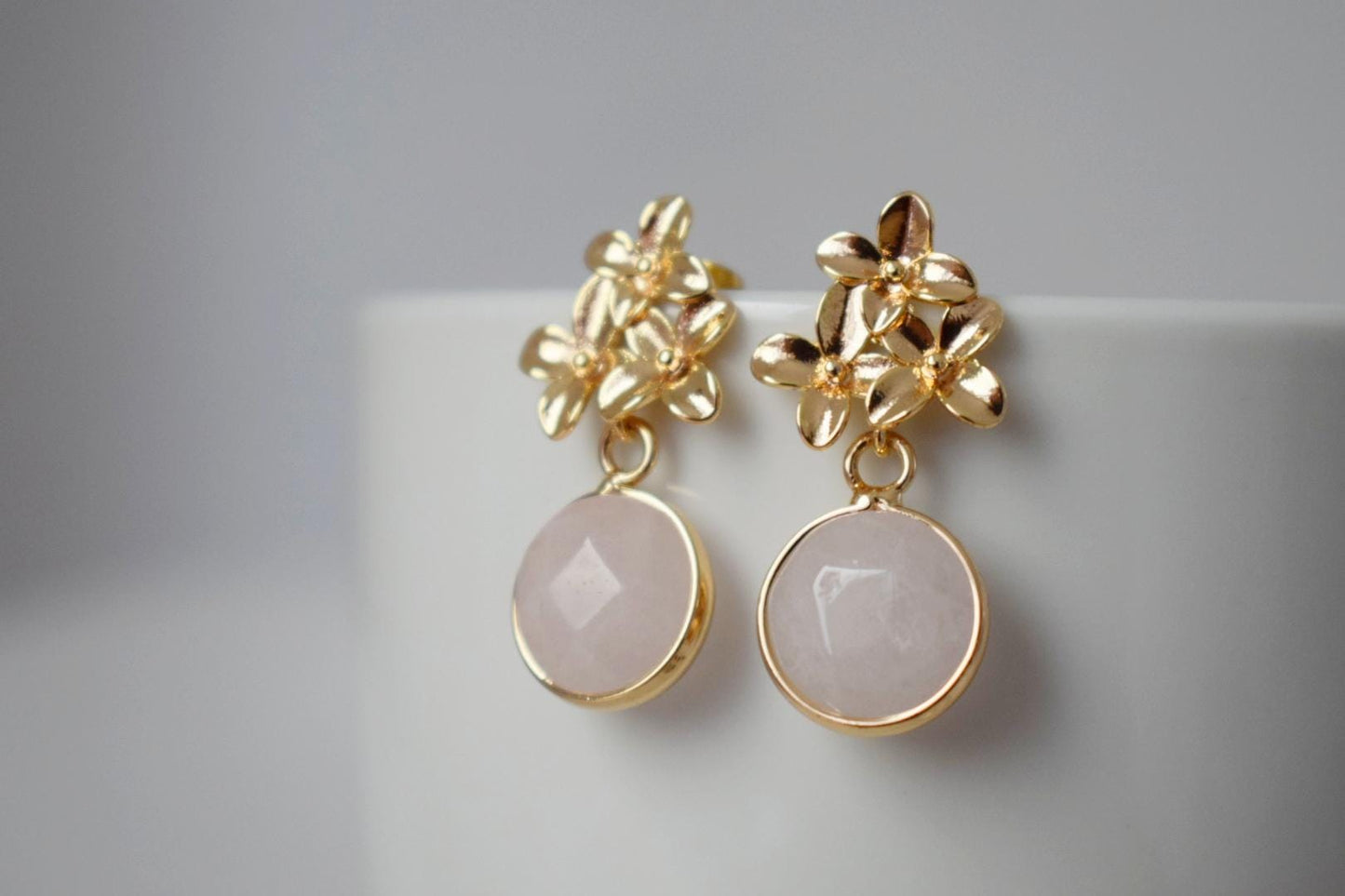 Natürliche Rosenquarz Ohrringe, 18K Edelstein Gold Blumen Ohrstecker, Moderne Ohrringe, handgefertigter Boho Schmuck, Einzigartiges Muttertagsgeschenk