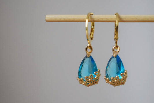 Himmelblaue Strass-Tropfenohrringe mit 24 Karat vergoldeten Edelstahl-Huggie-Creolen, minimalistischer Ornamentschmuck