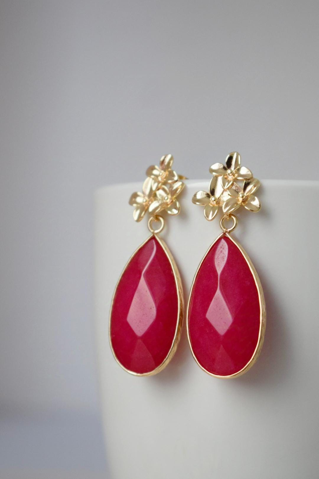 Tropfenförmige rosa Jade Ohrstecker, Blumen Ohrhänger, Lange Edelstein Ohrringe, Facettierter Stein, Boho Chic Schmuck, Muttertagsgeschenk