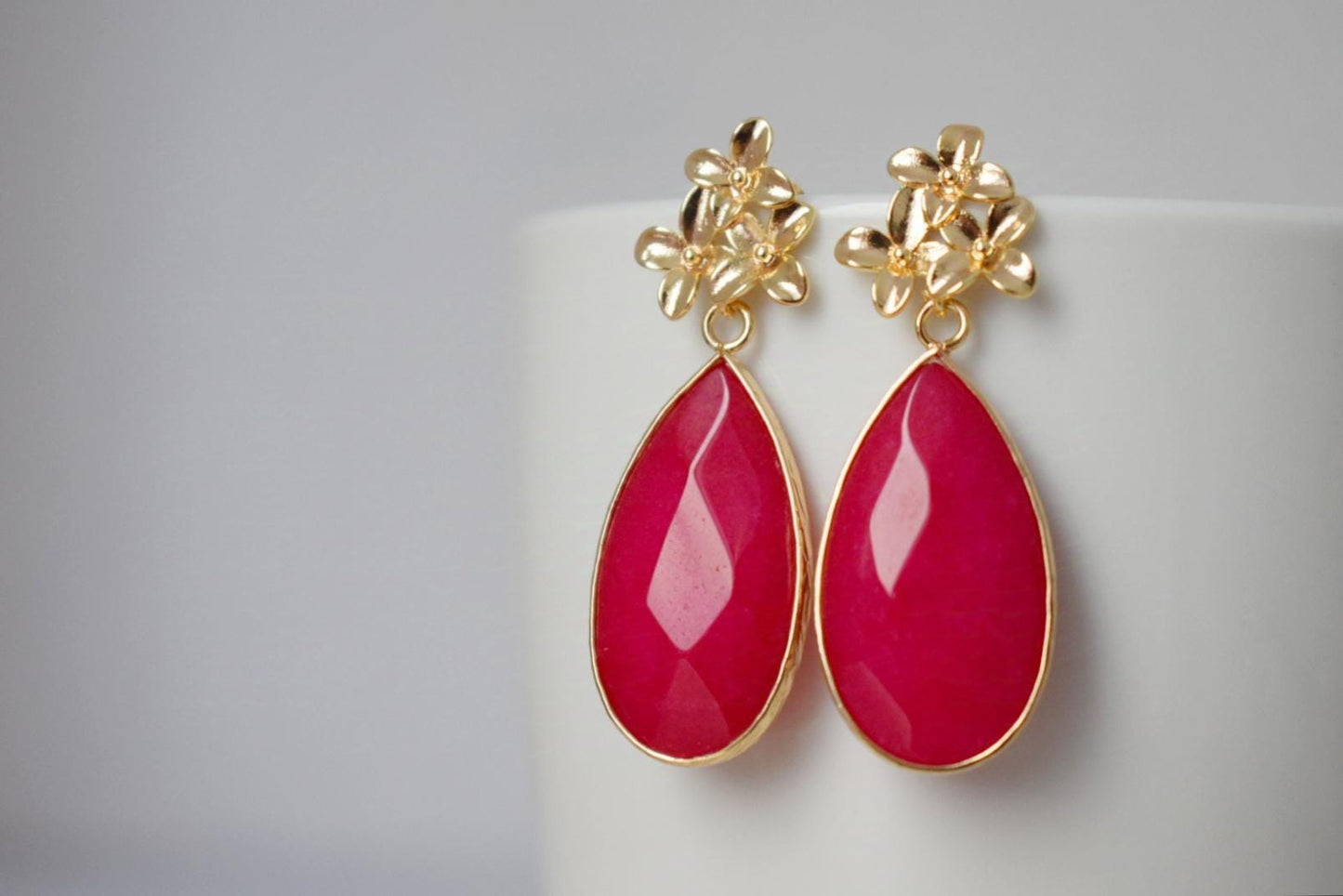 Tropfenförmige rosa Jade Ohrstecker, Blumen Ohrhänger, Lange Edelstein Ohrringe, Facettierter Stein, Boho Chic Schmuck, Muttertagsgeschenk