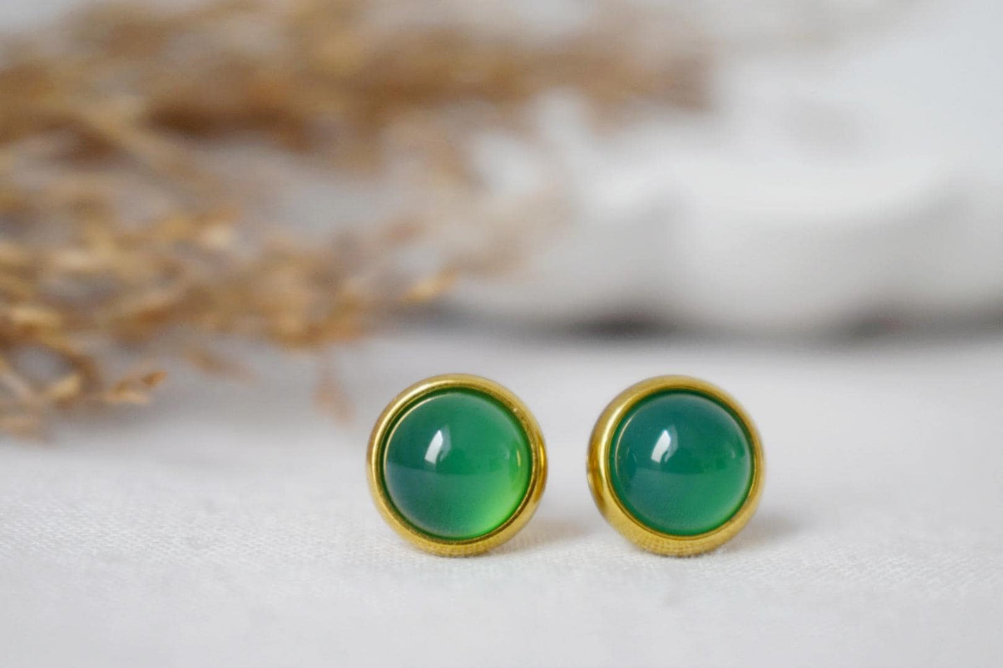 Grüne Achat Ohrstecker, Kleine Edelstein Ohrringe, Push Back Ohrringe, Minimalistischer Geburtsstein Schmuck, Handgemachtes Geschenk für Sie