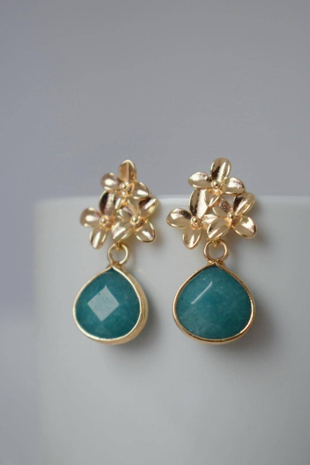 Türkis Jade Ohrstecker, Tropfen Edelstein Ohrringe, 18K Gold Blumen Ohrstecker, Einzigartiger handgemachter Boho Schmuck, Muttertagsgeschenk