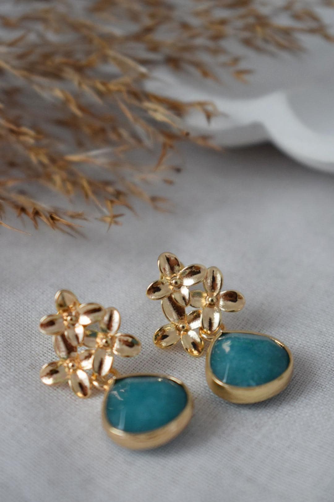 Türkis Jade Ohrstecker, Tropfen Edelstein Ohrringe, 18K Gold Blumen Ohrstecker, Einzigartiger handgemachter Boho Schmuck, Muttertagsgeschenk