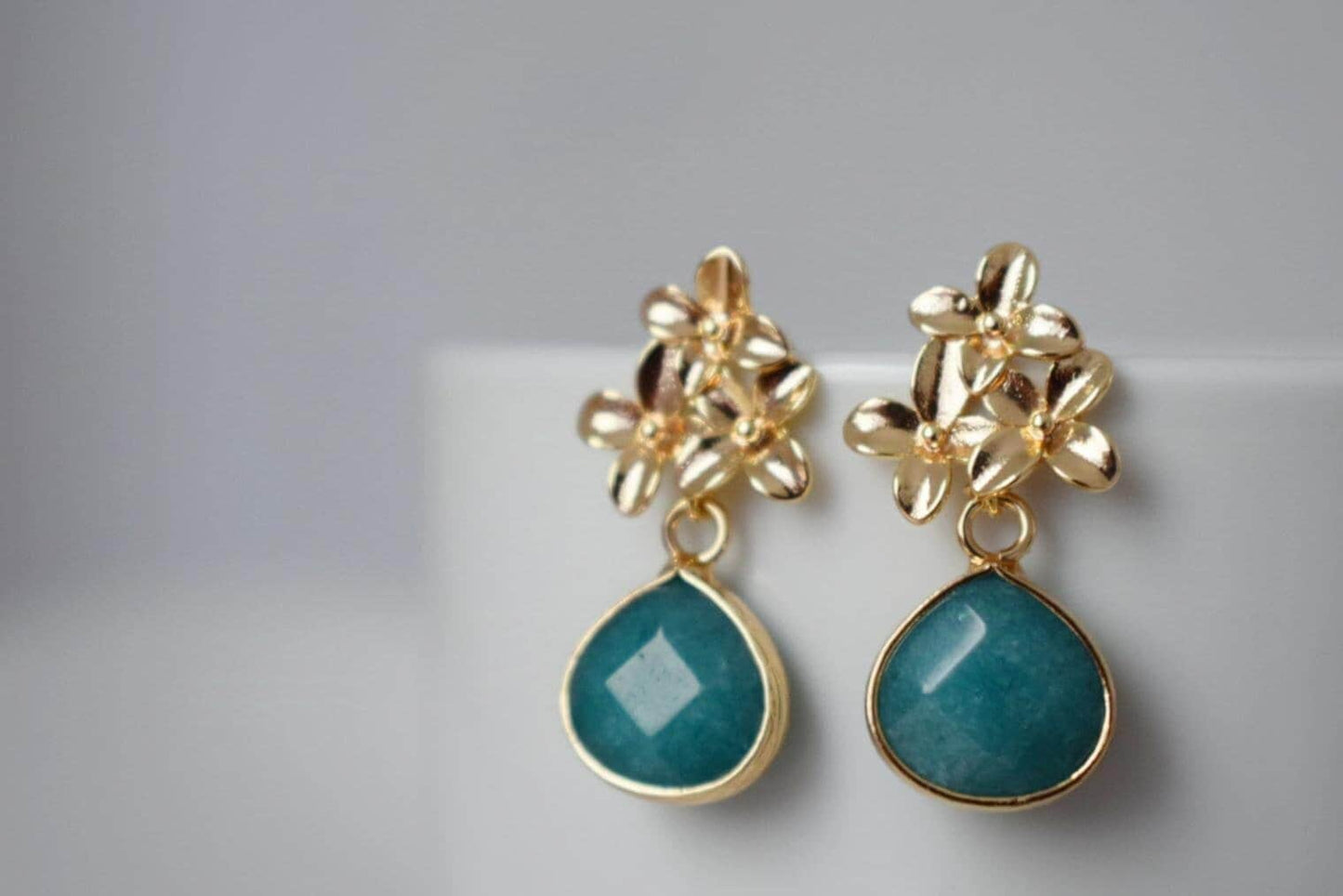 Türkis Jade Ohrstecker, Tropfen Edelstein Ohrringe, 18K Gold Blumen Ohrstecker, Einzigartiger handgemachter Boho Schmuck, Muttertagsgeschenk