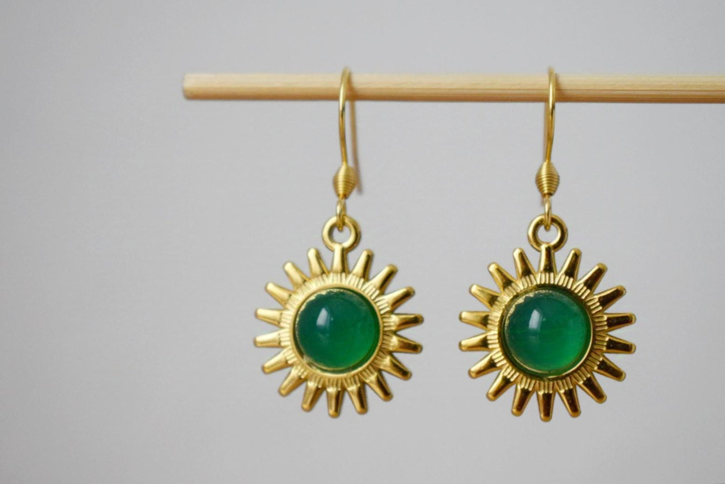 Sonnenohrringe, Grüne Achatohrringe, Edelsteinohrringe, Sonnenstrahlen, Sunburst, Himmlisch, vergoldeter leuchtender Schmuck, Weihnachtsgeschenk für Sie