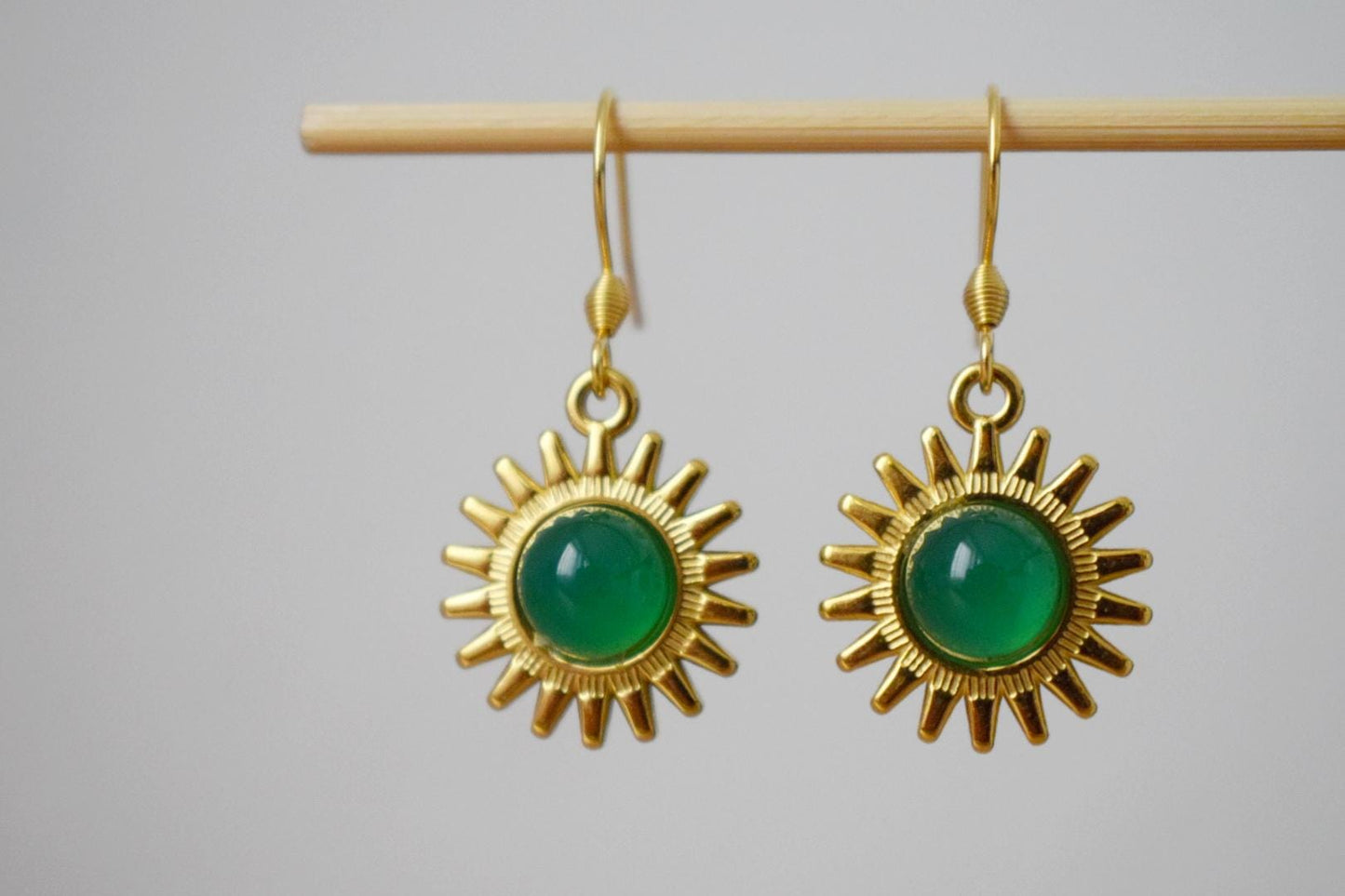 Sonnenohrringe, Grüne Achatohrringe, Edelsteinohrringe, Sonnenstrahlen, Sunburst, Himmlisch, vergoldeter leuchtender Schmuck, Weihnachtsgeschenk für Sie