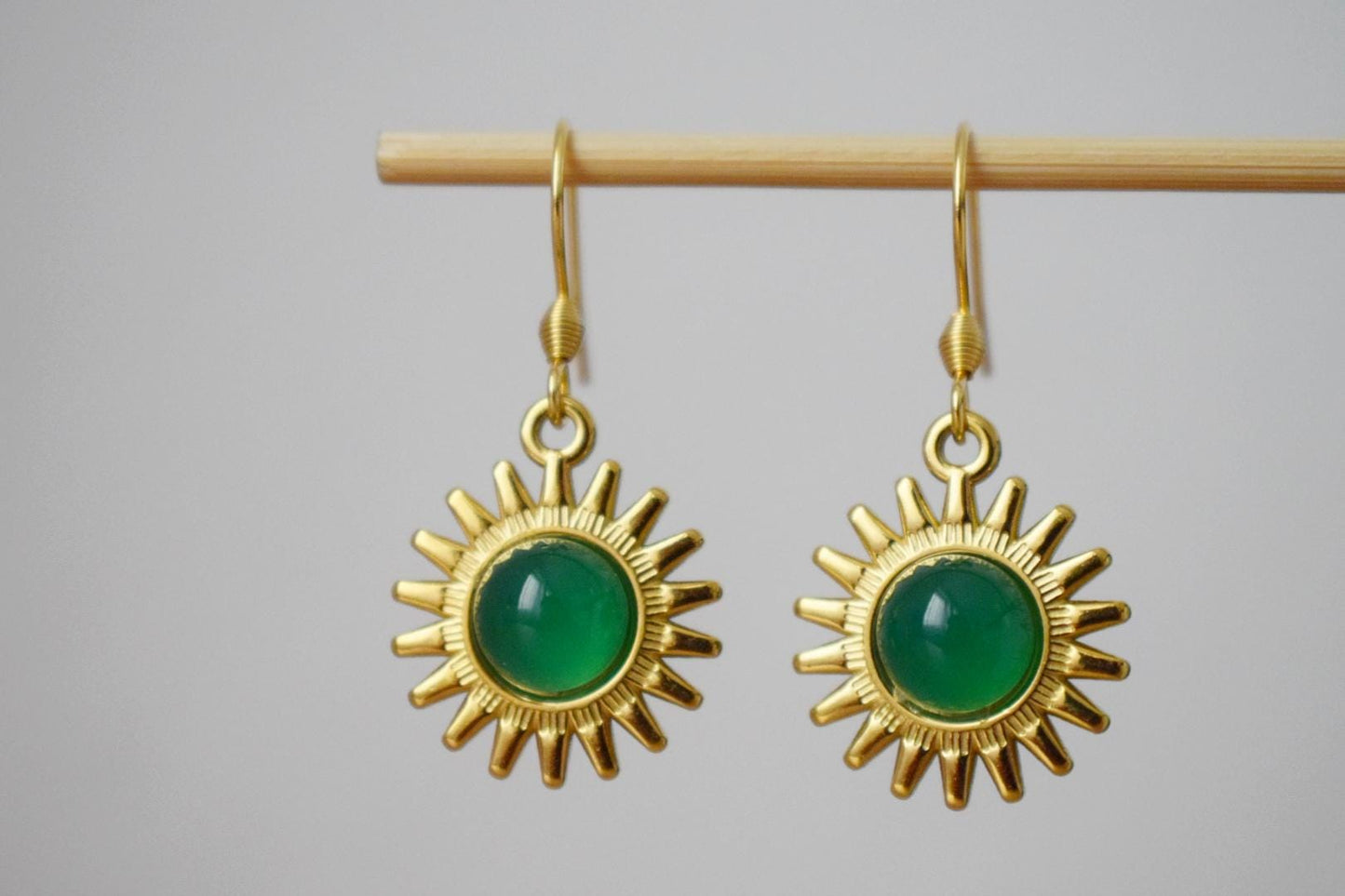 Sonnenohrringe, Grüne Achatohrringe, Edelsteinohrringe, Sonnenstrahlen, Sunburst, Himmlisch, vergoldeter leuchtender Schmuck, Weihnachtsgeschenk für Sie