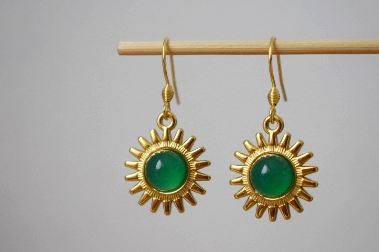 Sonnenohrringe, Grüne Achatohrringe, Edelsteinohrringe, Sonnenstrahlen, Sunburst, Himmlisch, vergoldeter leuchtender Schmuck, Weihnachtsgeschenk für Sie