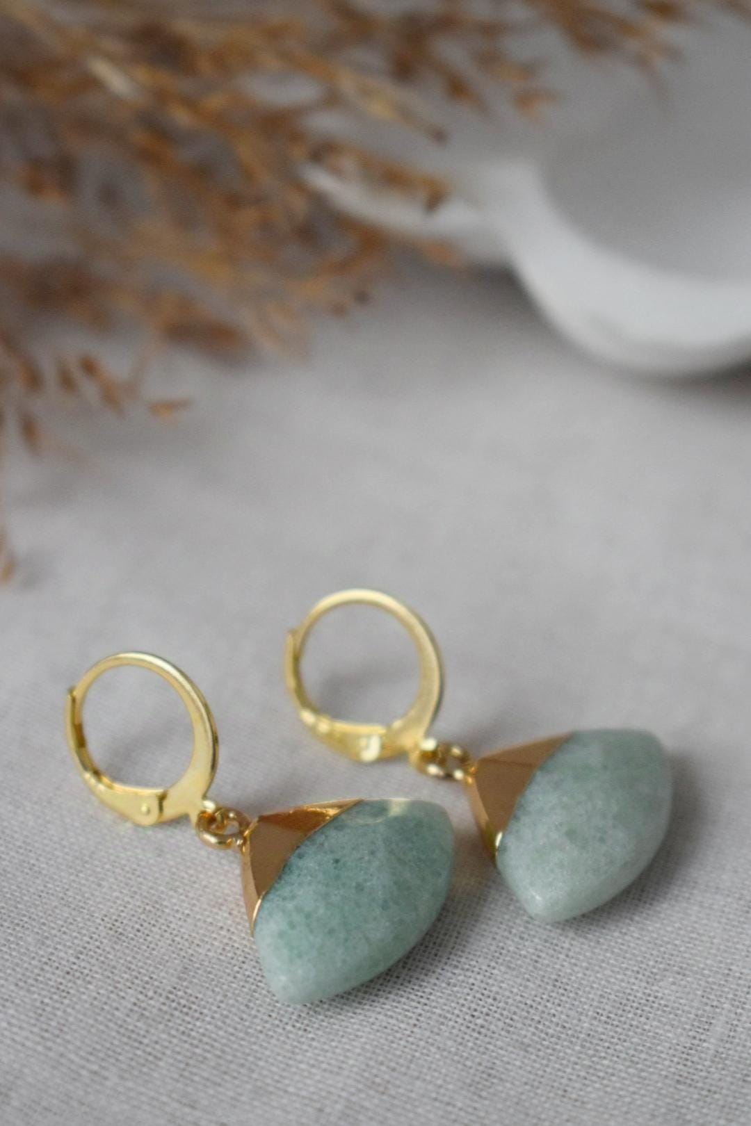 Vergoldete Huggie-Ohrringe mit Aventurin-Anhänger, Baumelnde Steinohrringe, Grüne Dreieck-Tropfenohrringe, Fächerohrringe, Schmuckgeschenk für Sie