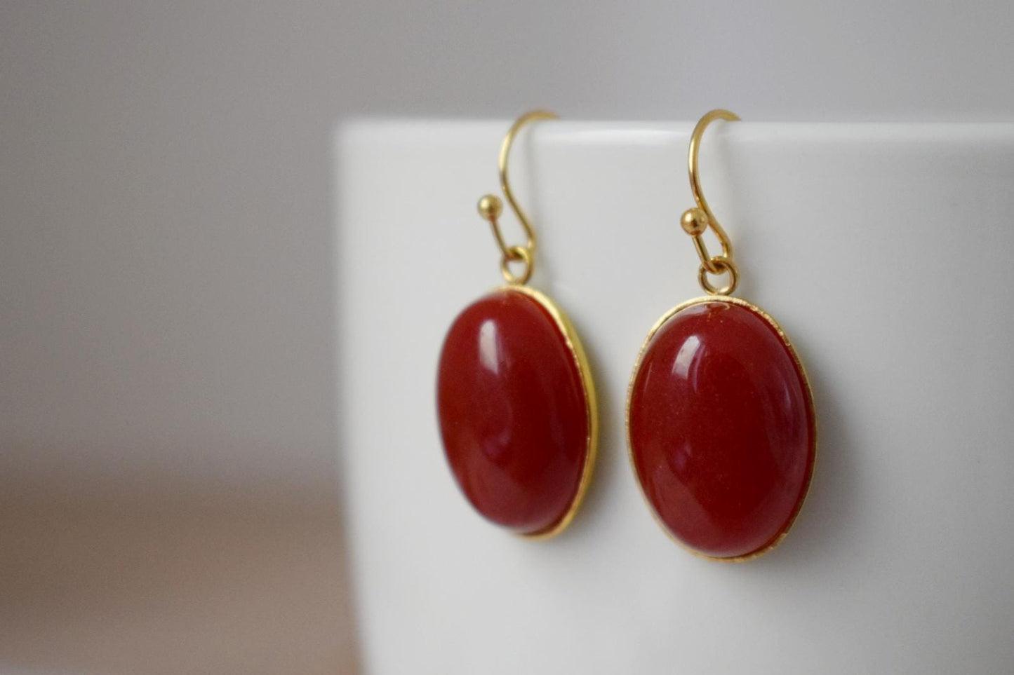 Rote Jade Ohrringe, Tiefrote Ohrringe, Statement Boho Ohrringe, Edelstein Schmuck, Muttertagsgeschenk für Sie