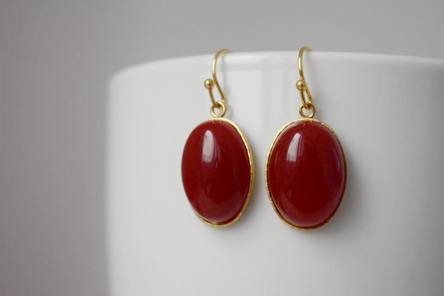 Rote Jade Ohrringe, Tiefrote Ohrringe, Statement Boho Ohrringe, Edelstein Schmuck, Muttertagsgeschenk für Sie
