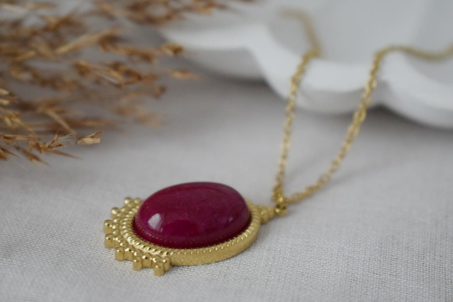 Magenta Rote Jade Halskette Gold, Ovale Edelstein Viktorianische Halskette für Frauen, Einzigartiger Anhänger, Statement Halskette, Schmuck Geschenk für Sie